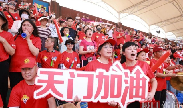 天门队下场再战！拼到最后的你们也值得掌声与喝彩|足球|足球联赛|赛事|失利|比赛_新浪体育_新浪新闻